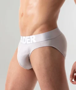 Briefs<Leader Essentials Briefs